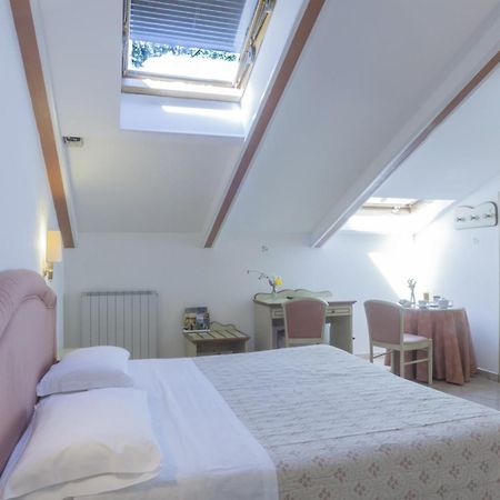 Hotel Kursaal Passignano sul Trasimeno Oda fotoğraf