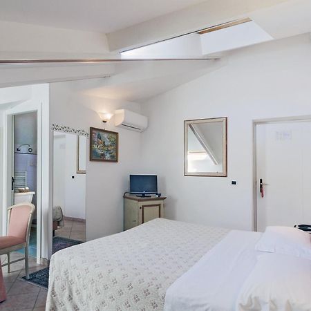 Hotel Kursaal Passignano sul Trasimeno Oda fotoğraf