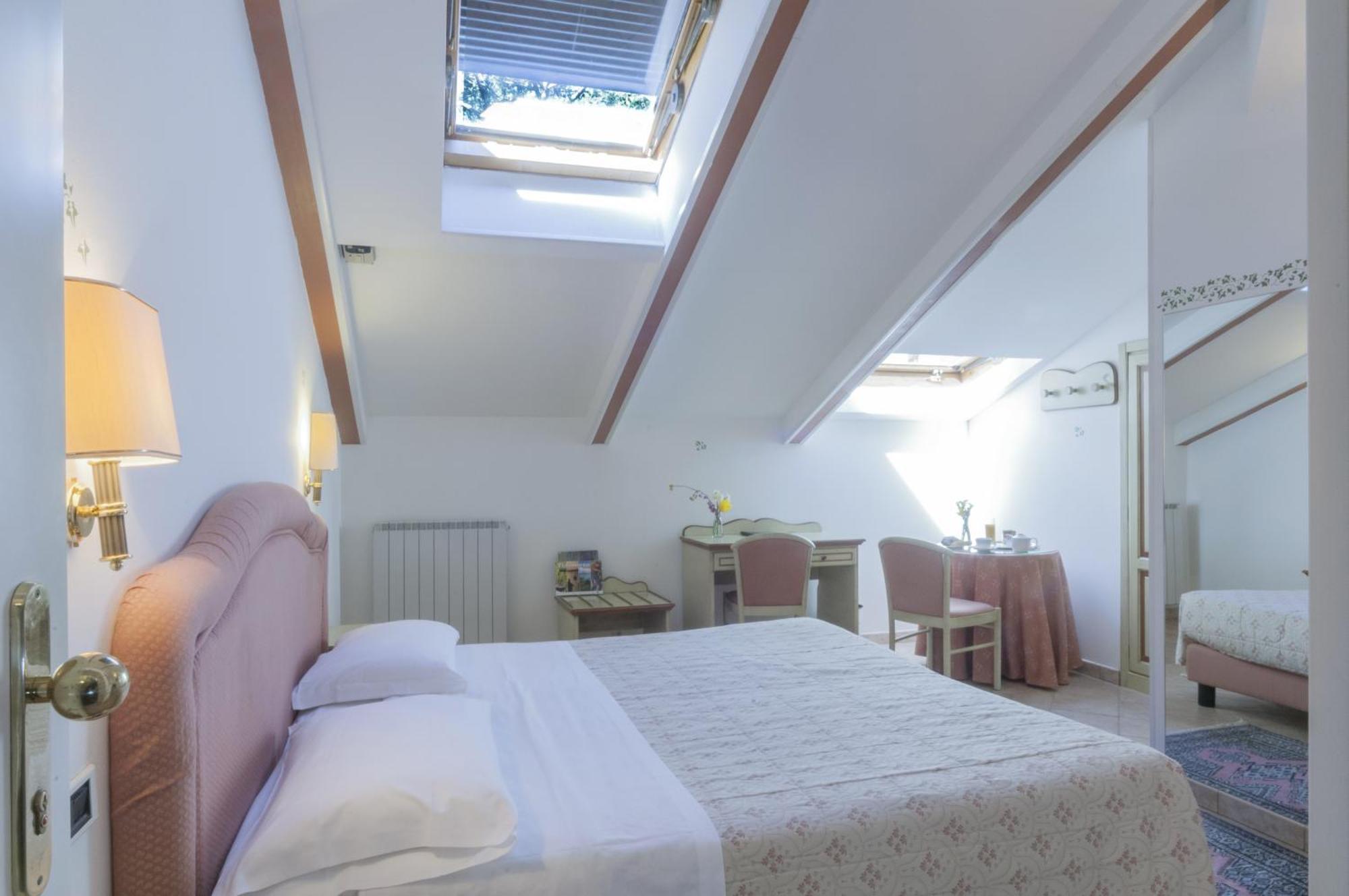 Hotel Kursaal Passignano sul Trasimeno Oda fotoğraf