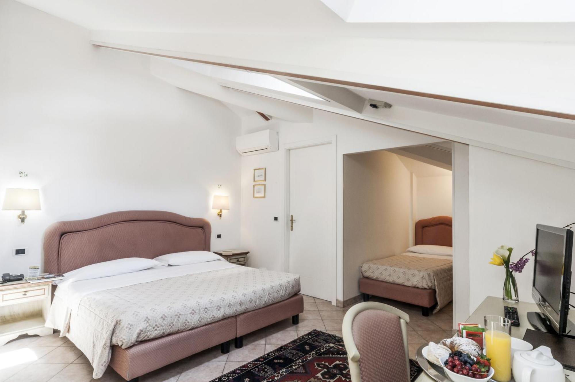 Hotel Kursaal Passignano sul Trasimeno Oda fotoğraf