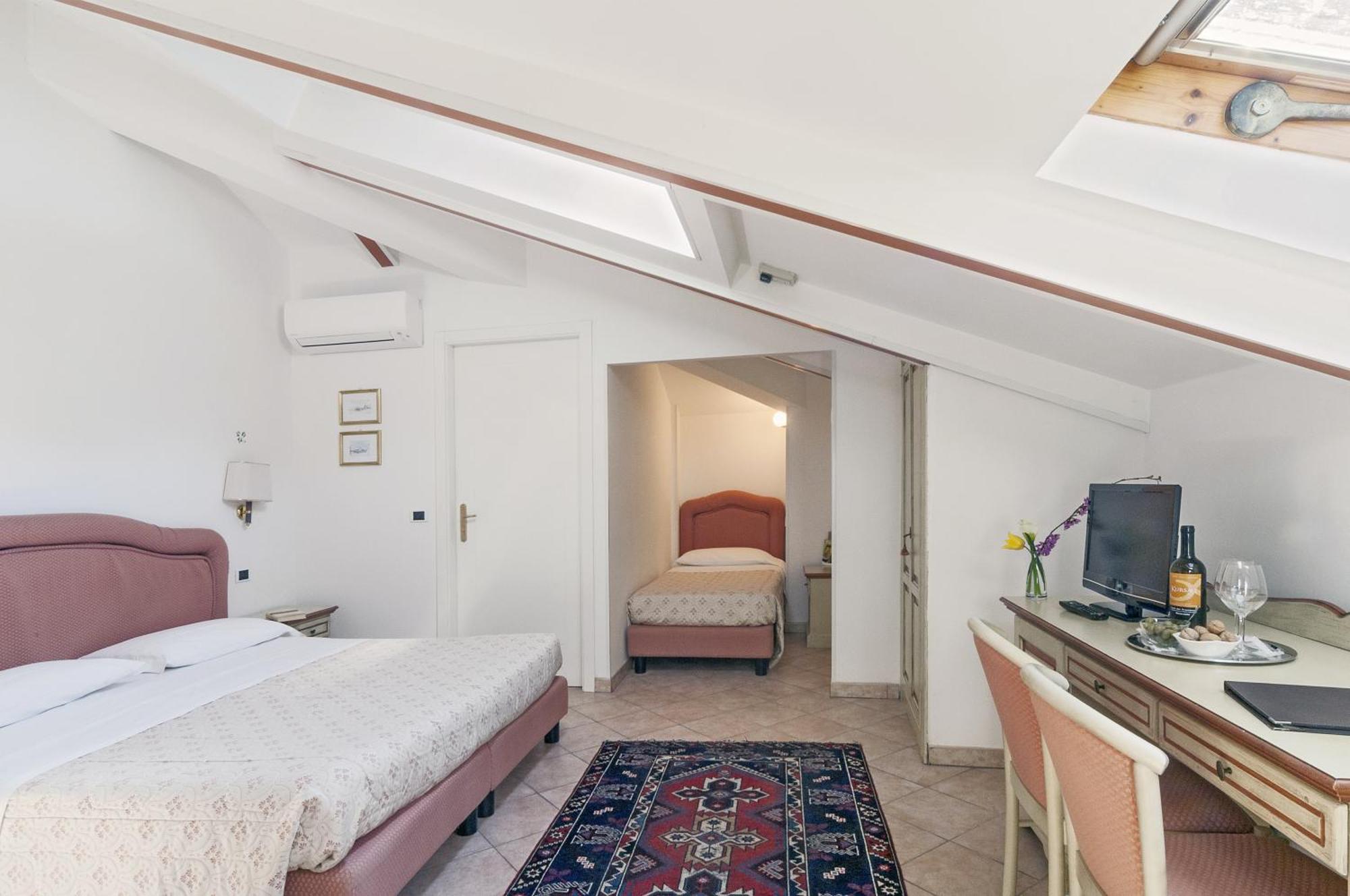 Hotel Kursaal Passignano sul Trasimeno Oda fotoğraf